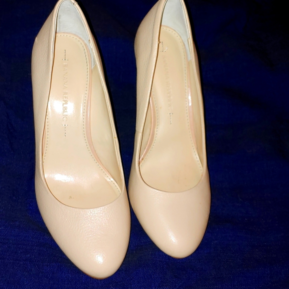 Banana Republic Beige/Cream Wedge Dress Shoe 7
